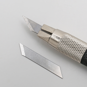 Design und Grafik NT Cutter D 400, Farbe schwarz, 4 mm Klinge